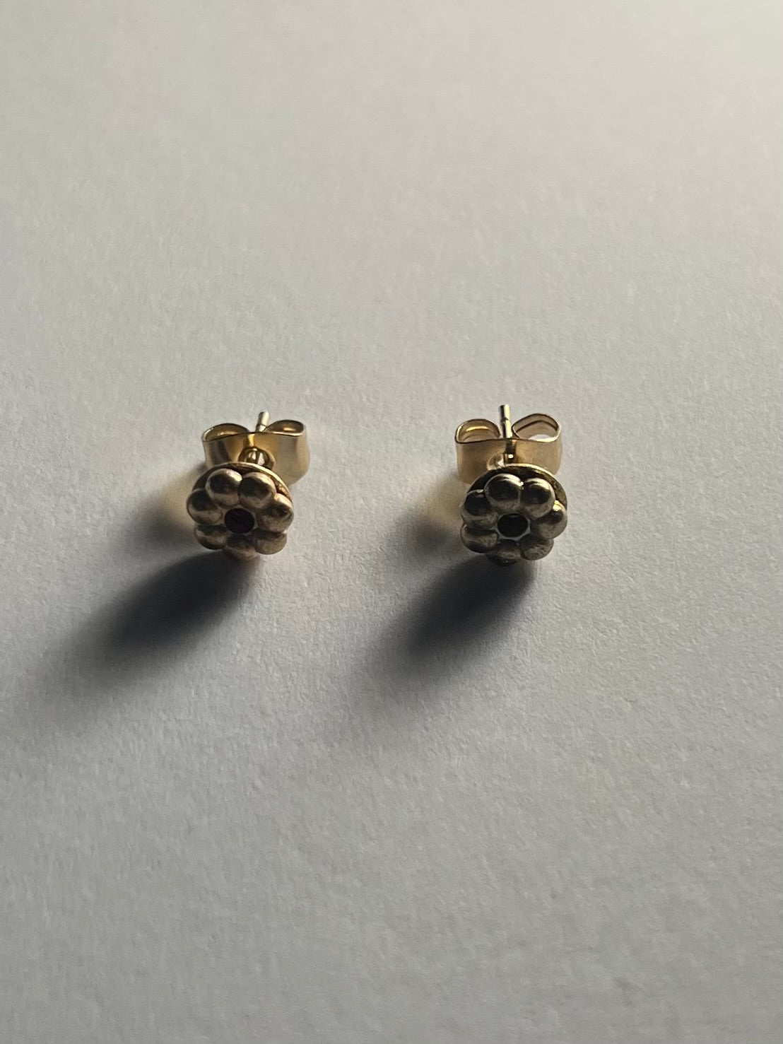 gold flower stud earrings